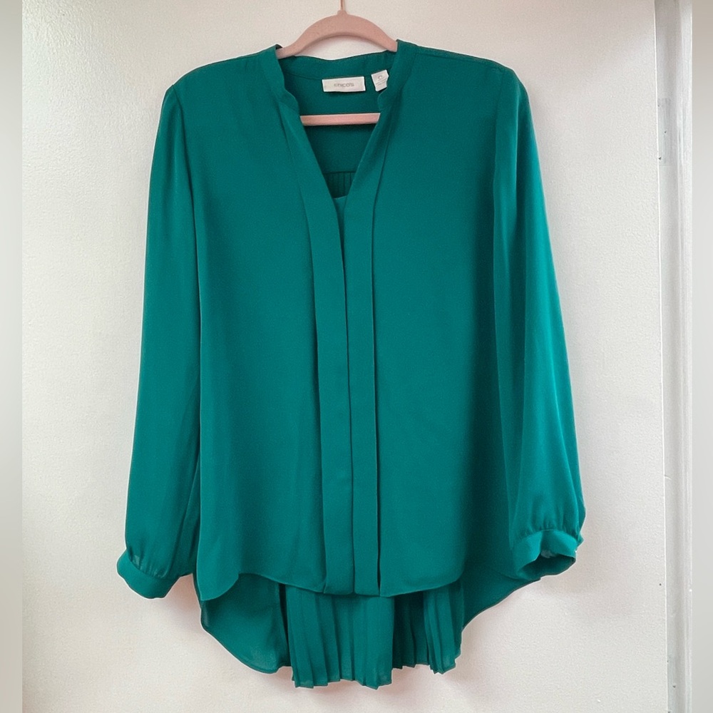 Chico’s green pleated back crepe long sleeve blouse 0/ S